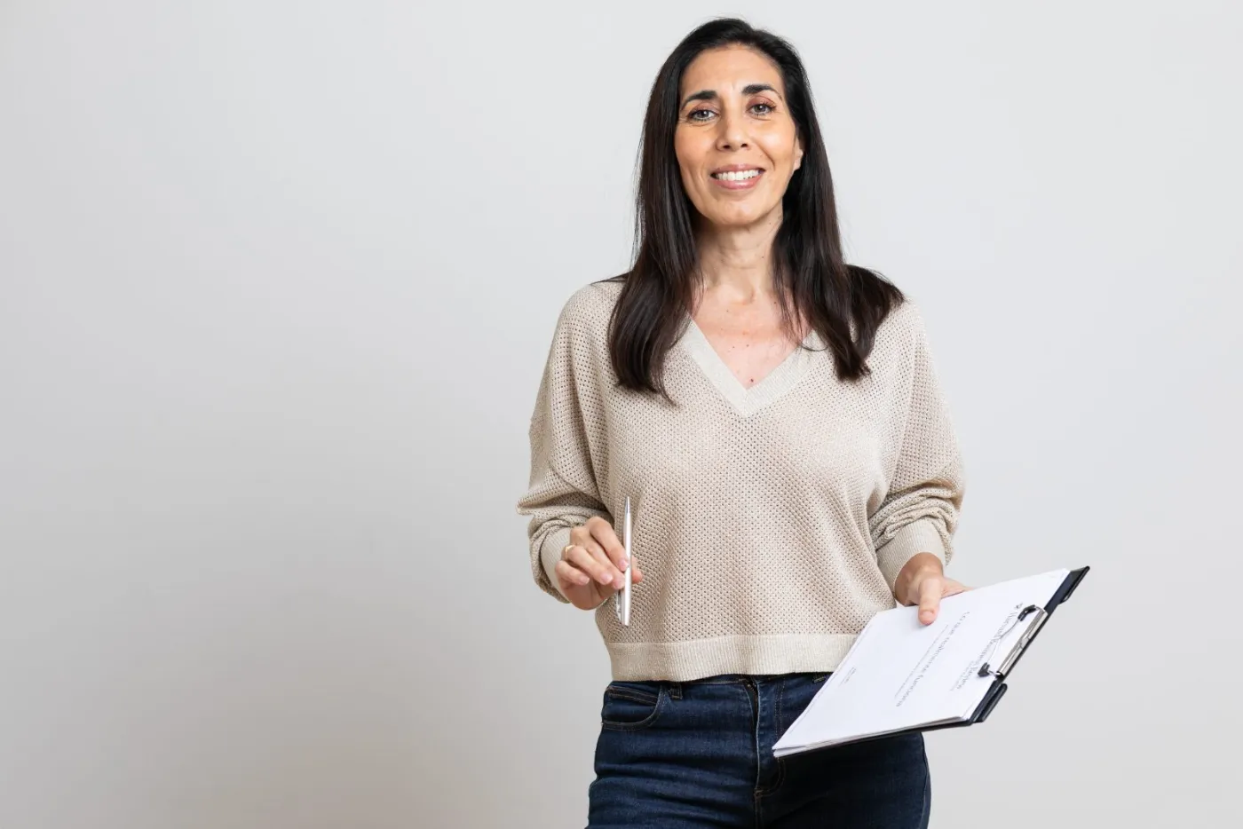 Irupé Franco con una carpeta y una birome