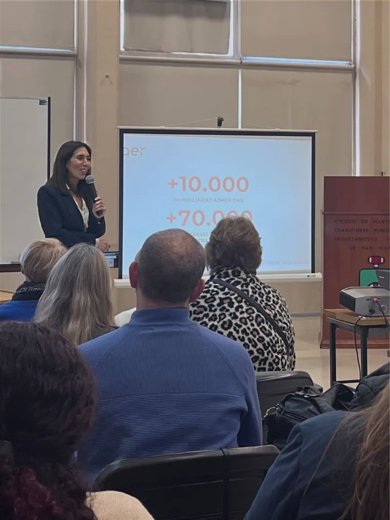 Irupé Franco dando una charla en el Colegio de Martilleros